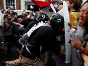 Usa, auto sulla folla alla manifestazione delle destre razziste. Un morto: "Dichiarato lo stato d'emergenza"
