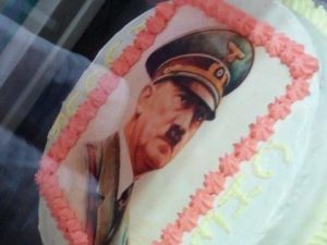 Maratea, bufera per la torta con il volto di Hitler: "È per il compleanno di uno chef"