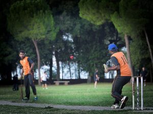 Bolzano, bimbo di due anni colpito in faccia da una pallina da cricket. Il sindaco vieta il gioco