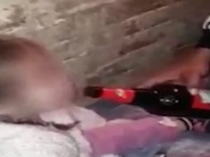Argentina, birra e marijuana alla figlia di 4 anni: arrestati mamma e papà di 17 e 18 anni
