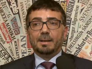 Denuncia sprechi e mali in polizia, vicequestore punito: "Non ha stampato un documento"