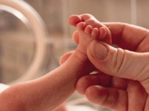Foggia, salva la bimba nata dopo 23 settimane: pesava 300 grammi, ora quasi 3 kg