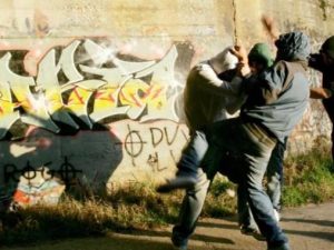 Torino: rifiuta di farsi una canna davanti scuola, 15enne picchiato finisce in ospedale