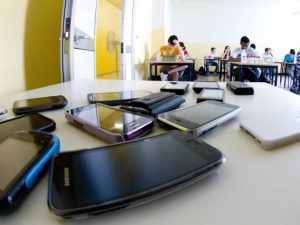 Ok della Fedeli ai cellulari in classe, ma per le associazioni è "Follia allo stato puro"