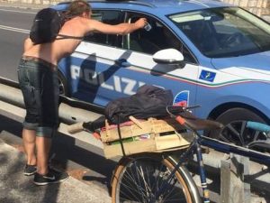 Sbaglia percorso e va in autostrada in bici, Polstrada lo ferma e gli paga la colazione