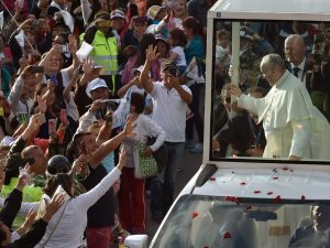 Papa Francesco, bagno di folla in Colombia. Ai giovani dei barrios: “Non fatevi ingannare”