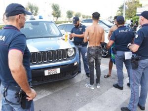Stupro di Rimini, trovata la bottiglia usata per minacciare la trans violentata