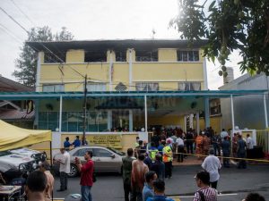 Malesia, 24 morti in un incendio in una scuola: i corpi accatastati uno sull'altro