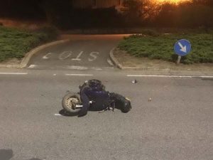 Tornava a casa dopo aver finito di lavorare: pizzaiolo di 22 anni cade dalla Vespa e muore