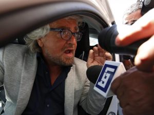 Grillo insulta i giornalisti: “Vi mangerei soltanto per vomitarvi”