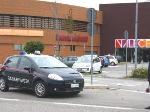 Venezia, terrore all’uscita del centro commerciale: madre e figlia sequestrate e rapinate