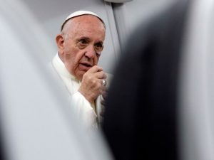Papa: “Bene l’Italia sui migranti”. E sull’incidente allo zigomo: “Non ho visto il vetro"