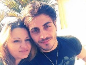 Muore d'infarto a 26 anni: prima però salva fidanzata e madre