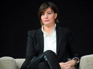 Lara Comi “refrattaria al rispetto delle regole”: e dopo i domiciliari sul web partono gli insulti