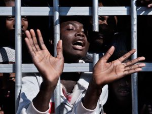 Giovani migranti sub–sahariani in un centro di detenzione in Libia (Unicef)
