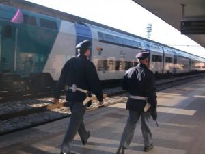 Firenze: vede 20 euro e si lancia sui binari, 22enne rischia di essere investito dal treno