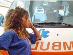 L'ultimo addio a Sara, travolta e uccisa a 19 anni: continua la caccia al pirata