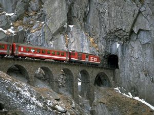 Svizzera, scontro tra due treni. Almeno trenta feriti