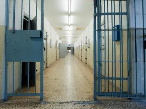 Gettano acido contro il genero “troppo vecchio per la figlia”: coppia scarcerata