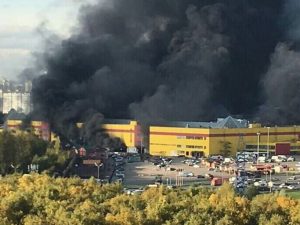Russia, in fiamme centro commerciale a Mosca: 3mila evacuati