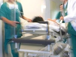 Finisce in coma, cugini l’accompagnano in ospedale e le svuotano casa, negozio e conti