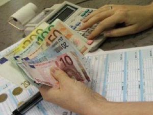 Bollette, da aprile scendono le tariffe di luce e gas