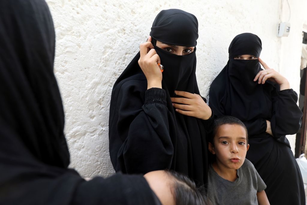 Alcune donne sospettate di far parte dell’Isis arrestate in Iraq (Gettyimages)