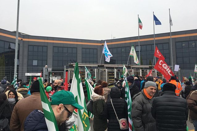 La protesta dei lavoratori Amazon dell'hub di Piacenza.