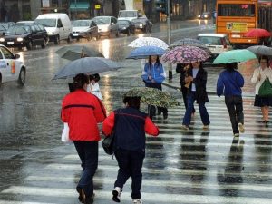 Meteo, ultimo caldo estivo: da lunedì pioggia e temperature in picchiata
