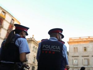Spagna, giovane uccide la madre, poi la taglia a pezzi e li mangia con il suo cane