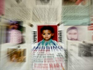 Il cartello di un bimbo scomparso