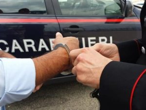 Firenze, paura in strada: accoltella la ex al volto e fugge: preso dopo caccia all’uomo