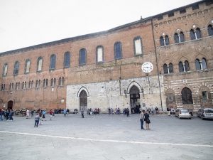 L'esterno di Santa Maria della Scala, Siena.