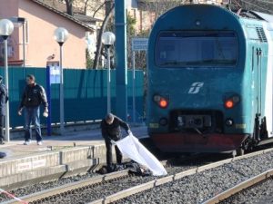 Giallo a Domodossola, due fratelli finiscono sotto un treno: uno muore, l’altro è grave
