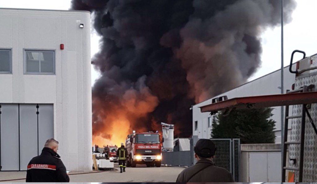 Risultati immagini per Rogo in una ditta di recupero di materiale plastico, scatta l'allarme ambientale