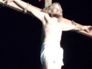 Il parroco che si fa crocifiggere nella Via Crucis : “Lo faccio per profughi e disoccupati”