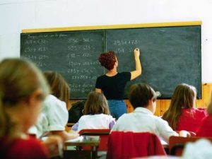 Diete uno schiaffo a uno studente troppo “vivace”: prof condannata a 10 giorni di carcere