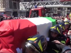 La rabbia dei Vigili del Fuoco: “Noi salviamo vite, non sfrattiamo anziane”