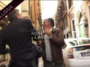 L’ex ministro Landolfi aggredisce un giornalista: schiaffo in pieno volto all’inviato di La7