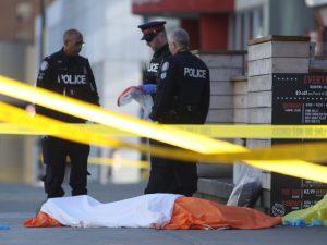 Furgone sui passanti a Toronto, 10 morti. Killer è uno studente non legato al terrorismo