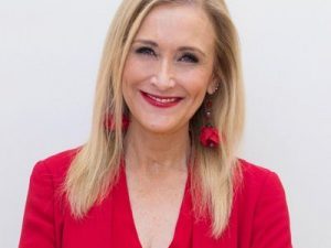 Spagna, beccata a rubare una crema antirughe: si dimette la governatrice di Madrid
