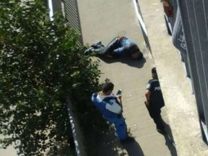 Tenta di scippare una donna, passanti lo fermano e lo uccidono gettandolo dal ponte