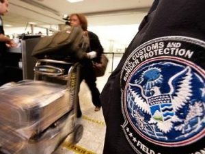 Le danno una mela sul volo e la conserva: alla dogana scatta multa da 500 dollari