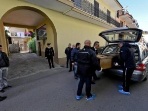 Dramma della solitudine a Bari, non risponde ai parenti da un mese: trovata morta in casa