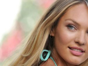 Crede che la sua fidanzata sia la top model Candice Swanepoel, invece è una 50enne di Macerata