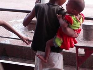A 11 anni corre nella notte alla Croce Rossa con la sorellina in braccio e la salva
