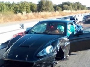 Bari, con la Ferrari si schianta contro autocarro: muore 73enne al volante