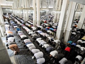 Fedeli in preghiera alla moschea di Roma