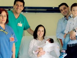 Le doglie improvvise e il parto: così Marta ha dato alla luce Selene nella vasca da bagno di casa