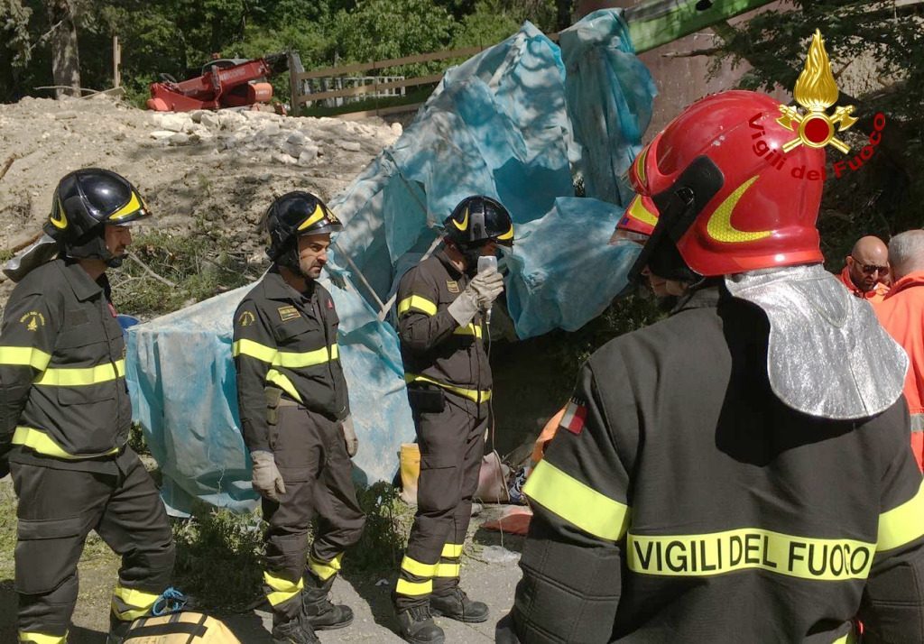 Piattaforma si ribalta: precipitano tre operai, sono gravi